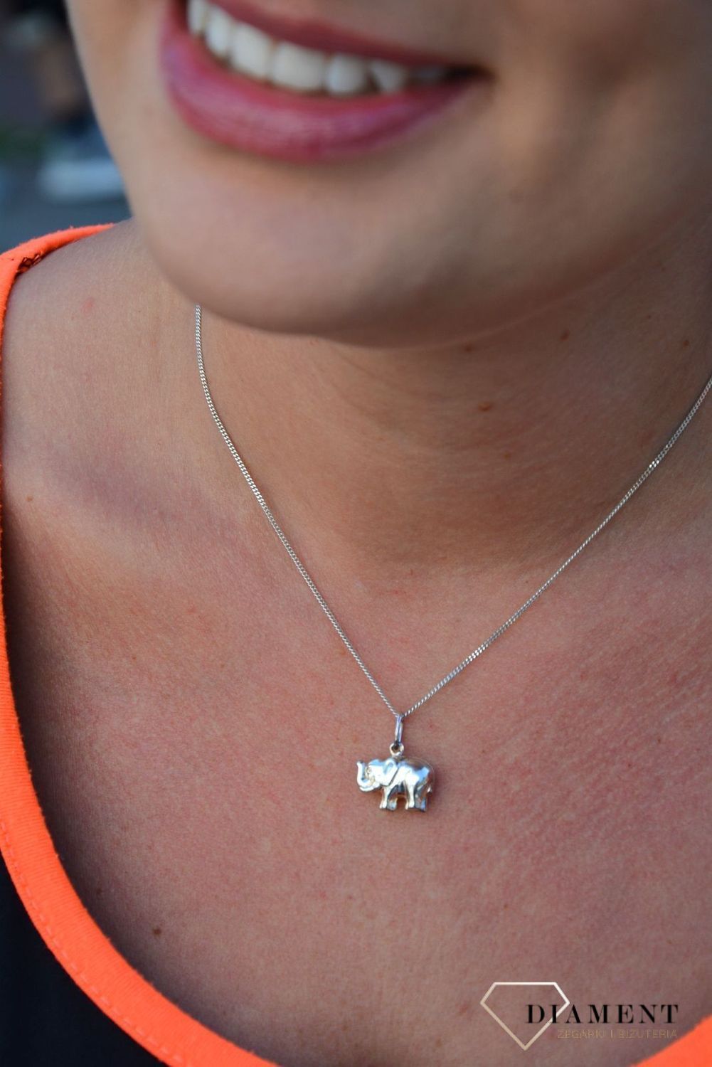 Srebrna zawieszka słoń z podniesioną trąbą DIA-ZAW-3222-925.jpg