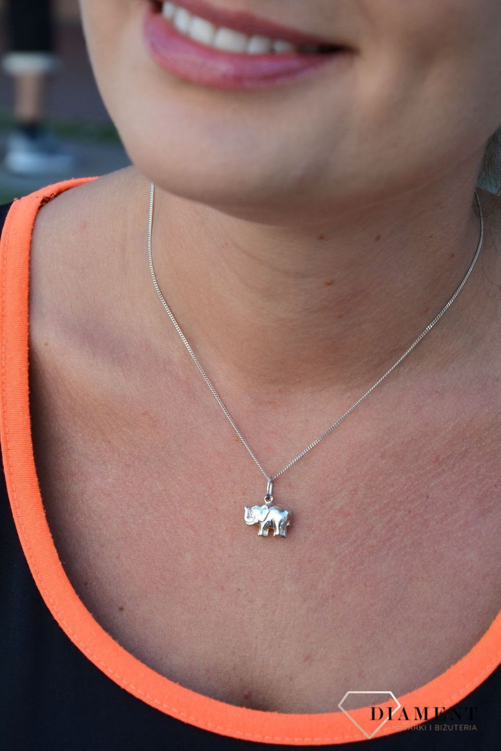 Srebrna zawieszka słoń z podniesioną trąbą DIA-ZAW-3222-925.jpg