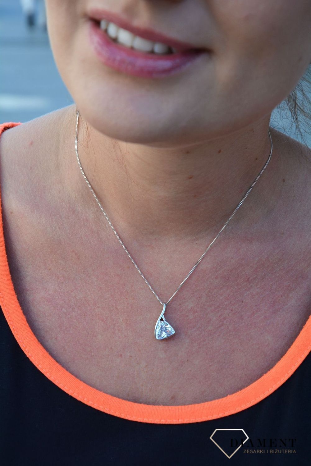 Srebrna zawieszka z błyszczącym kryształkiem DIA-ZAW-3223-925.jpg