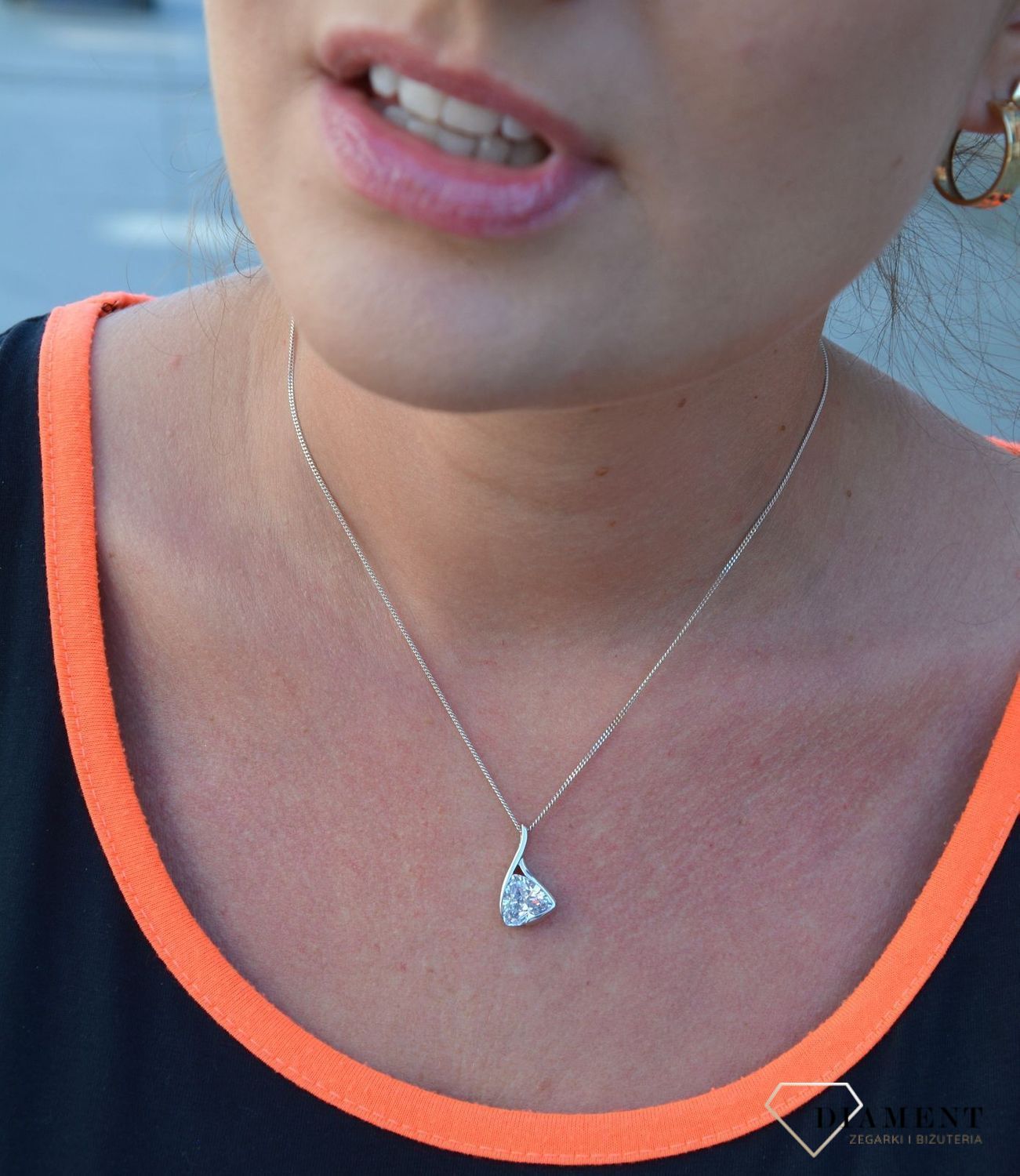 Srebrna zawieszka z błyszczącym kryształkiem DIA-ZAW-3223-925.jpg