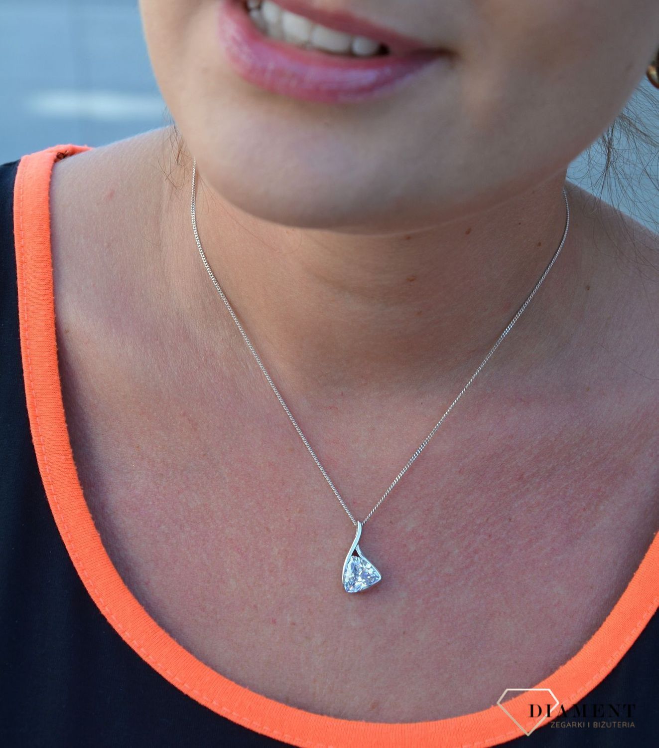 Srebrna zawieszka z błyszczącym kryształkiem DIA-ZAW-3223-925.jpg