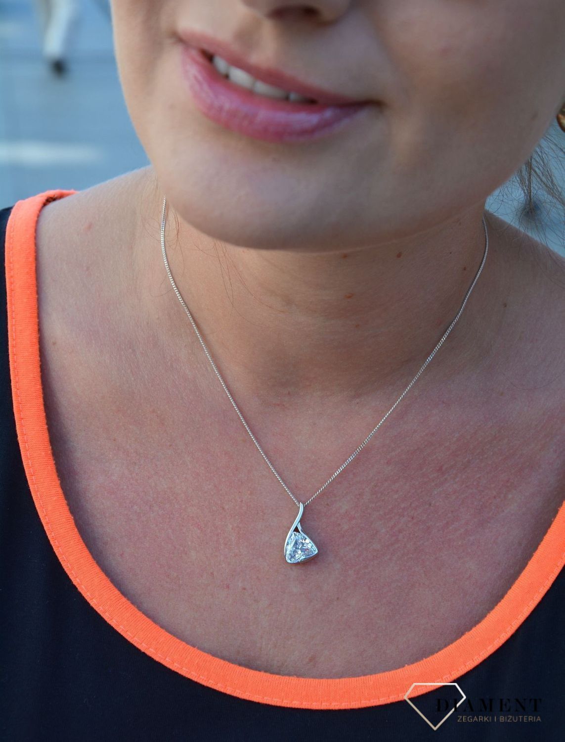 Srebrna zawieszka z błyszczącym kryształkiem DIA-ZAW-3223-925.jpg