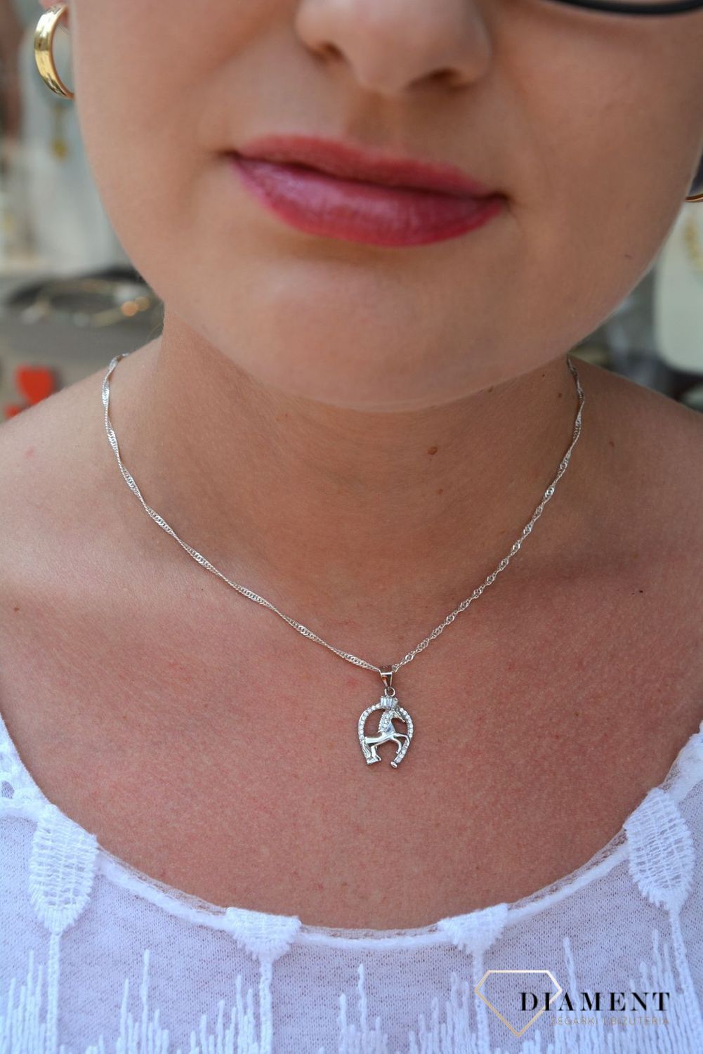 Zawieszka srebrna podkowa z konikiem DIA-ZAW-3228-925.jpg