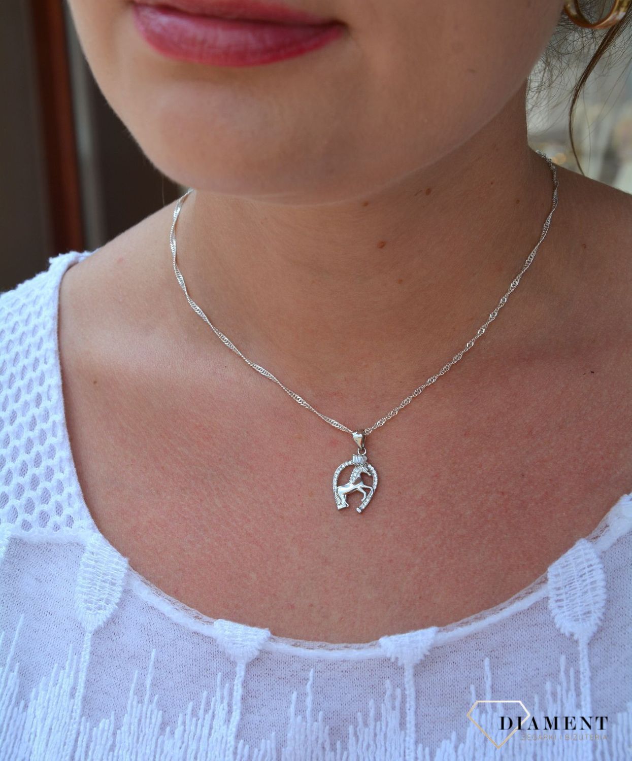 Zawieszka srebrna podkowa z konikiem DIA-ZAW-3228-925.jpg