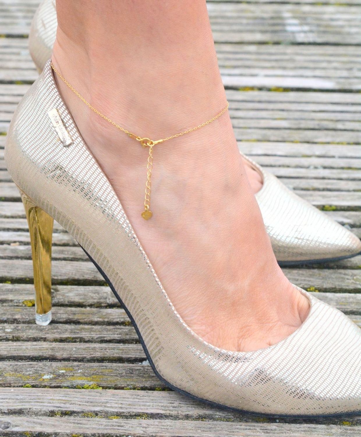 Pozłacana bransoletka na nogę ze srebra 925 z zawieszką w kształcie podkowy (1,0 x 1,1 cm). Długość 25 + 6 cm, zapięcie na karabińczyk. Stylowa i pełna symboliki.1.jpg