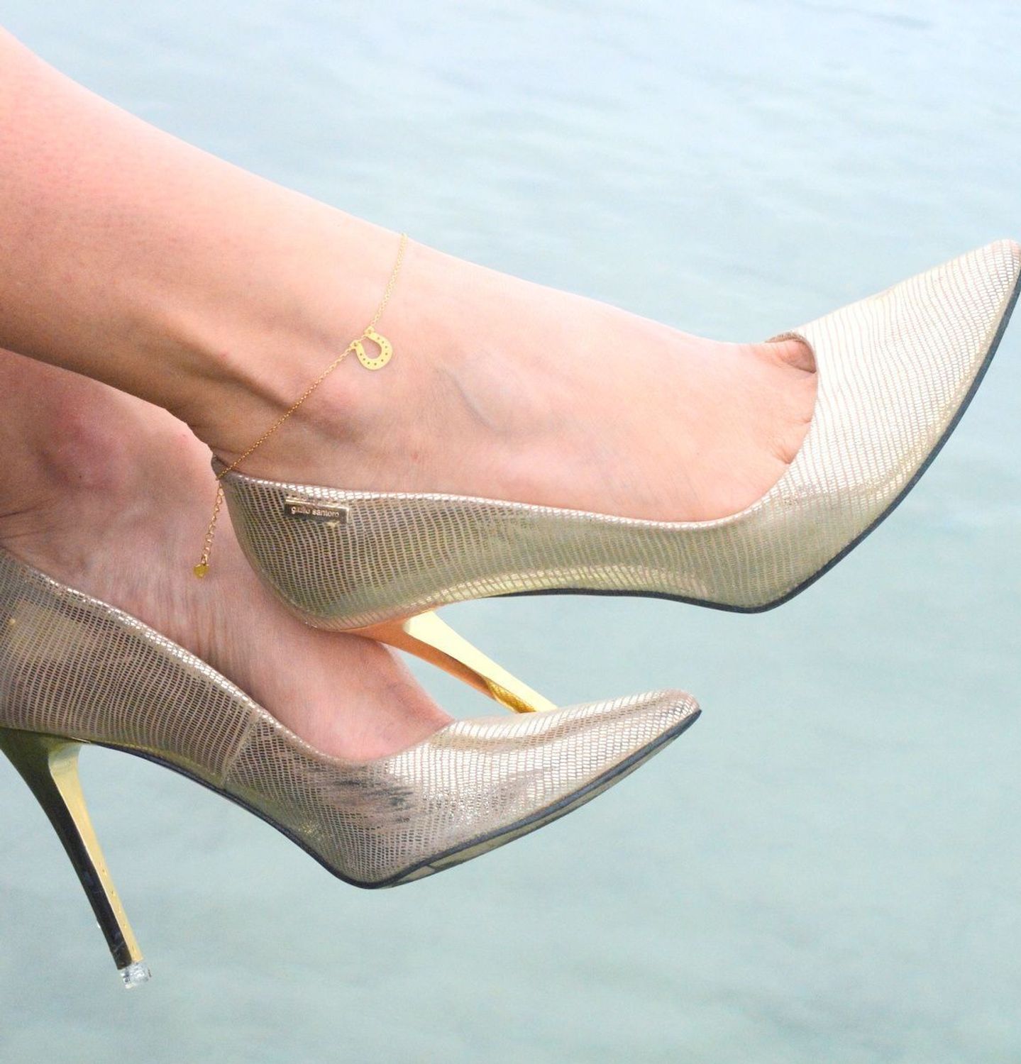 Pozłacana bransoletka na nogę ze srebra 925 z zawieszką w kształcie podkowy (1,0 x 1,1 cm). Długość 25 + 6 cm, zapięcie na karabińczyk. Stylowa i pełna symboliki.1.jpg