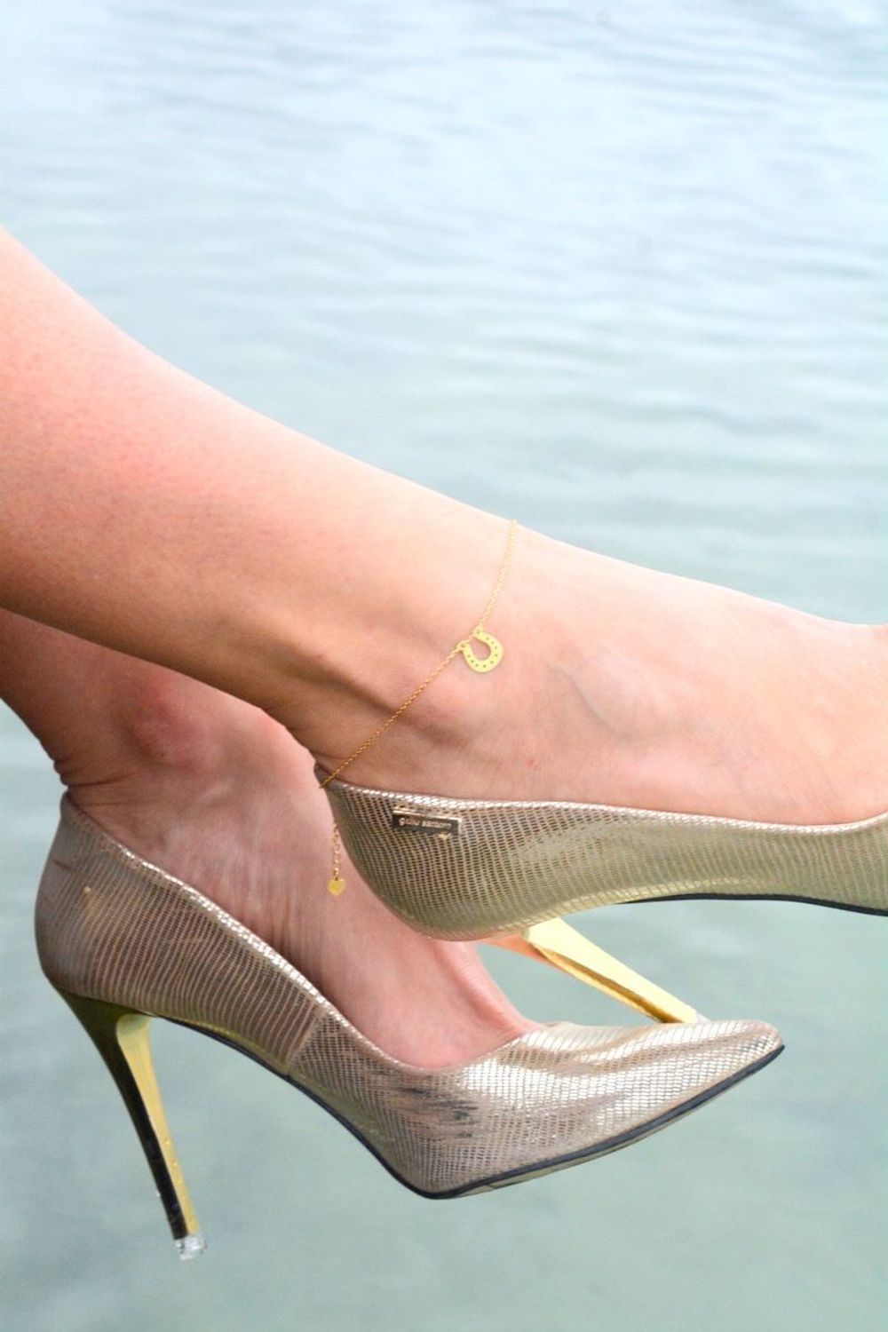 Pozłacana bransoletka na nogę ze srebra 925 z zawieszką w kształcie podkowy (1,0 x 1,1 cm). Długość 25 + 6 cm, zapięcie na karabińczyk. Stylowa i pełna symboliki.1.jpg