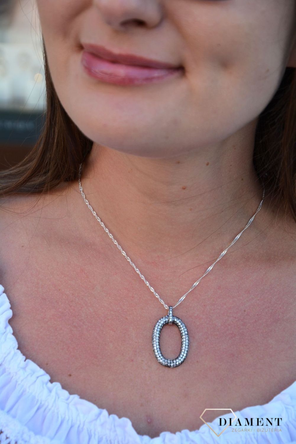 Owalna srebrna zawieszka z białą cyrkonią DIA-ZAW-3254-925,.jpg