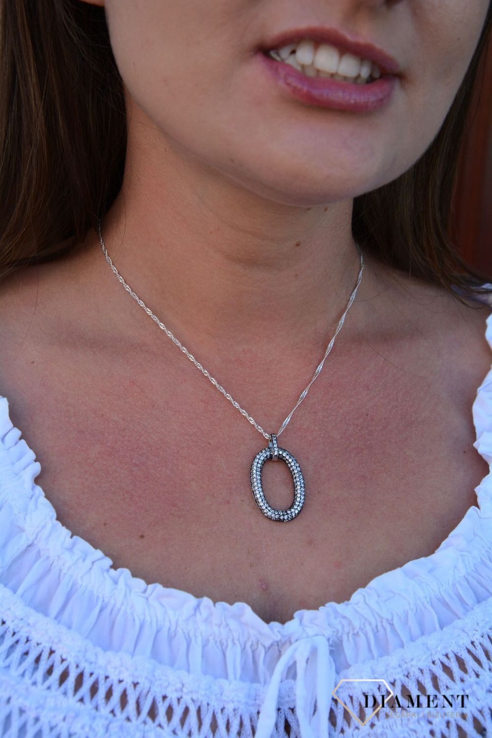 Owalna srebrna zawieszka z białą cyrkonią DIA-ZAW-3254-925,.jpg