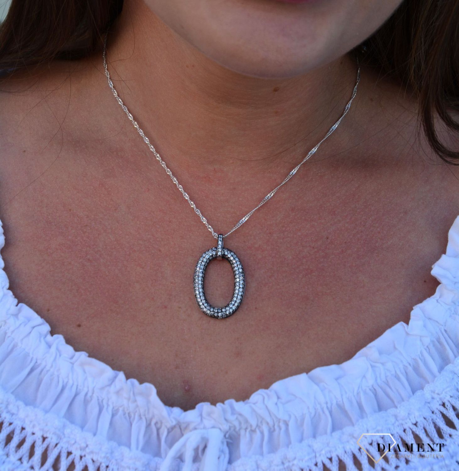 Owalna srebrna zawieszka z białą cyrkonią DIA-ZAW-3254-925,.jpg