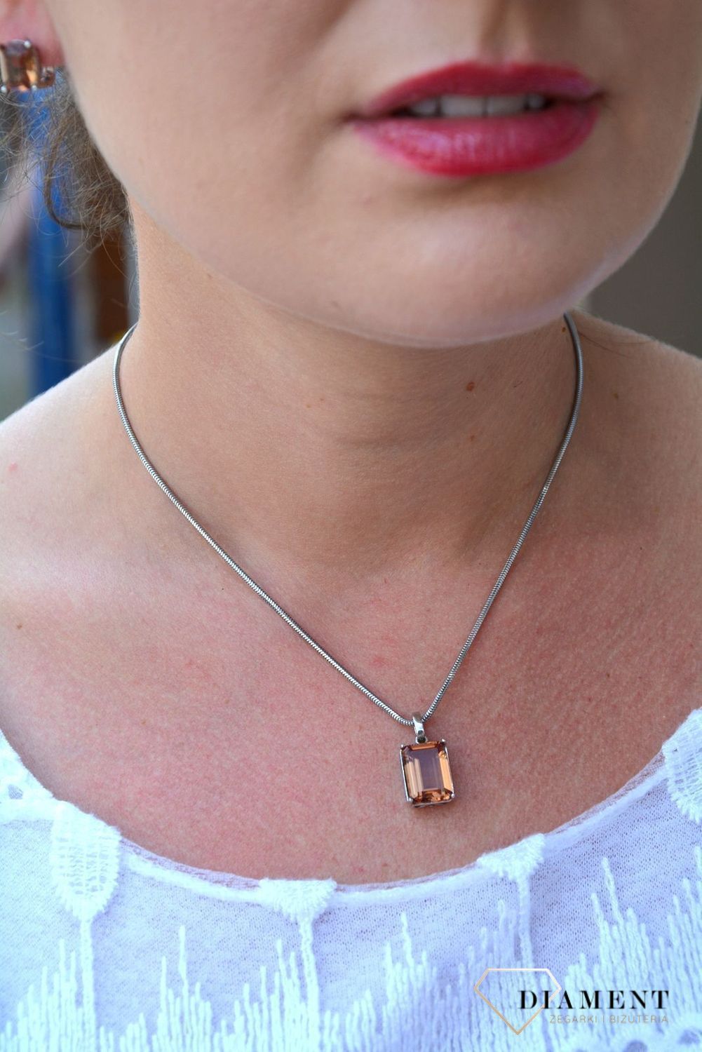 Srebrna zawieszka z kryształem Swarovskiego w kolorze zielonym DIA-ZAW-3269-925.jpg