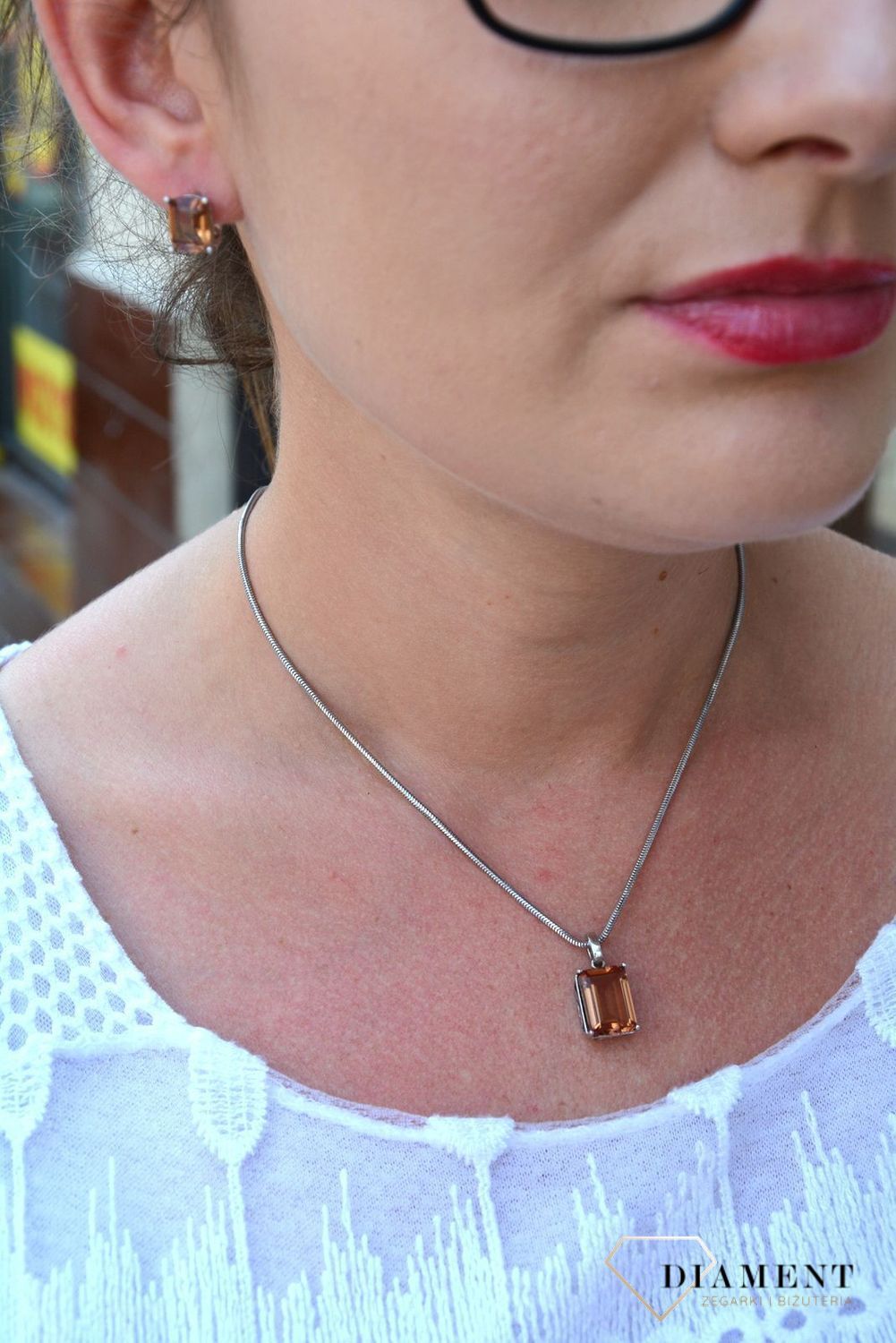 Srebrna zawieszka z kryształem Swarovskiego w kolorze zielonym DIA-ZAW-3269-925.jpg