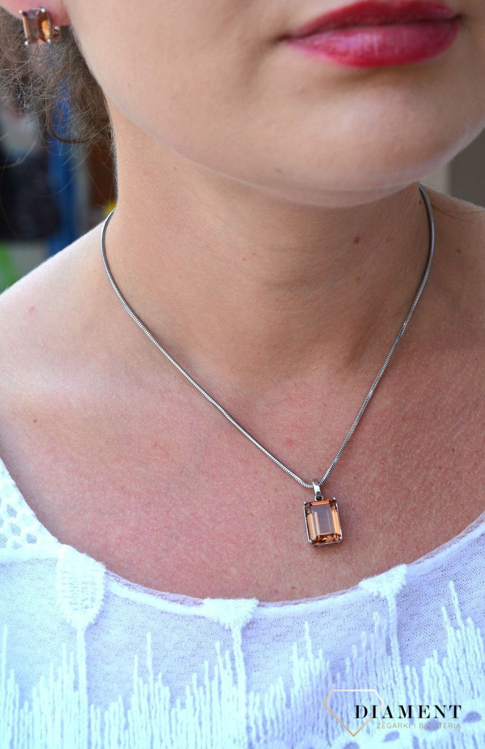 Srebrna zawieszka z kryształem Swarovskiego w kolorze zielonym DIA-ZAW-3269-925.jpg