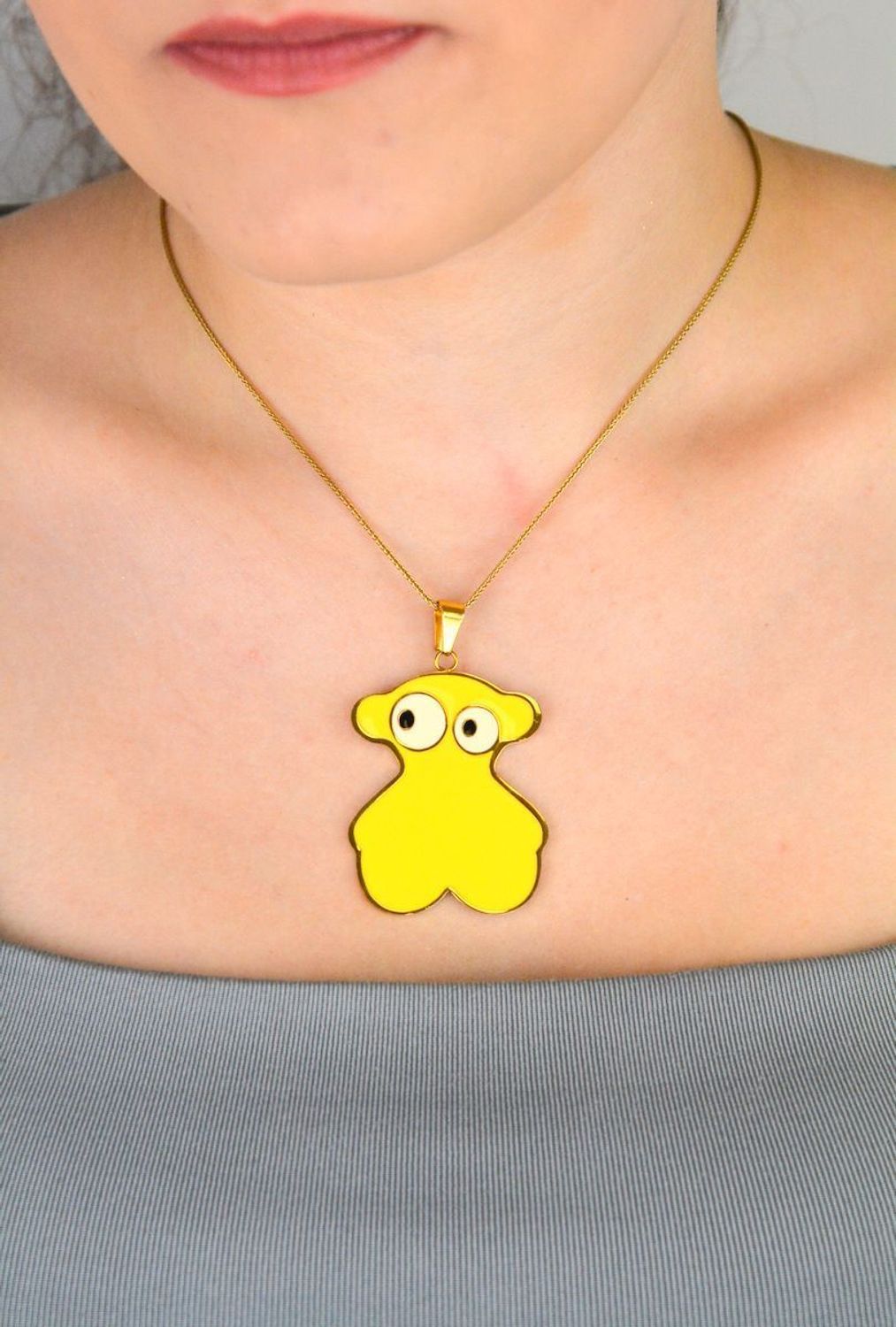 Zawieszka damska stalowa w kształcie misia – dwustronna złota i żółta. Duży rozmiar 5,5 x 3,7 cm. Idealna na prezent. Stylowa i oryginalna biżuteria 1.jpg