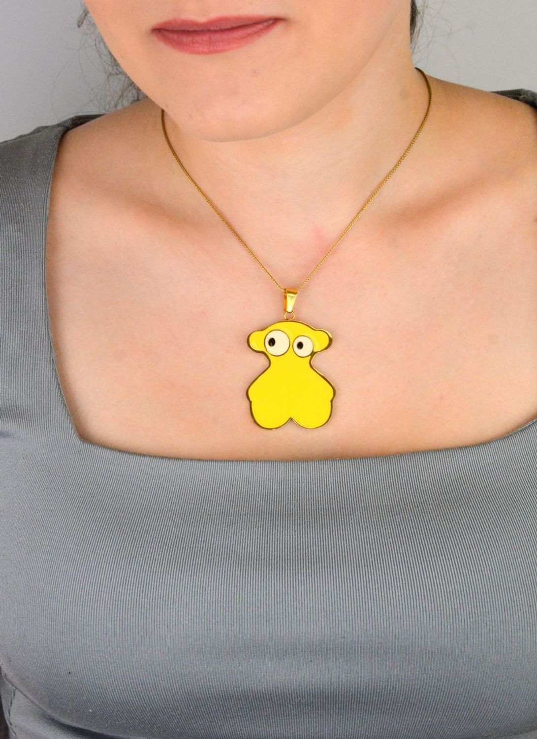 Zawieszka damska stalowa w kształcie misia – dwustronna złota i żółta. Duży rozmiar 5,5 x 3,7 cm. Idealna na prezent. Stylowa i oryginalna biżuteria 1.jpg