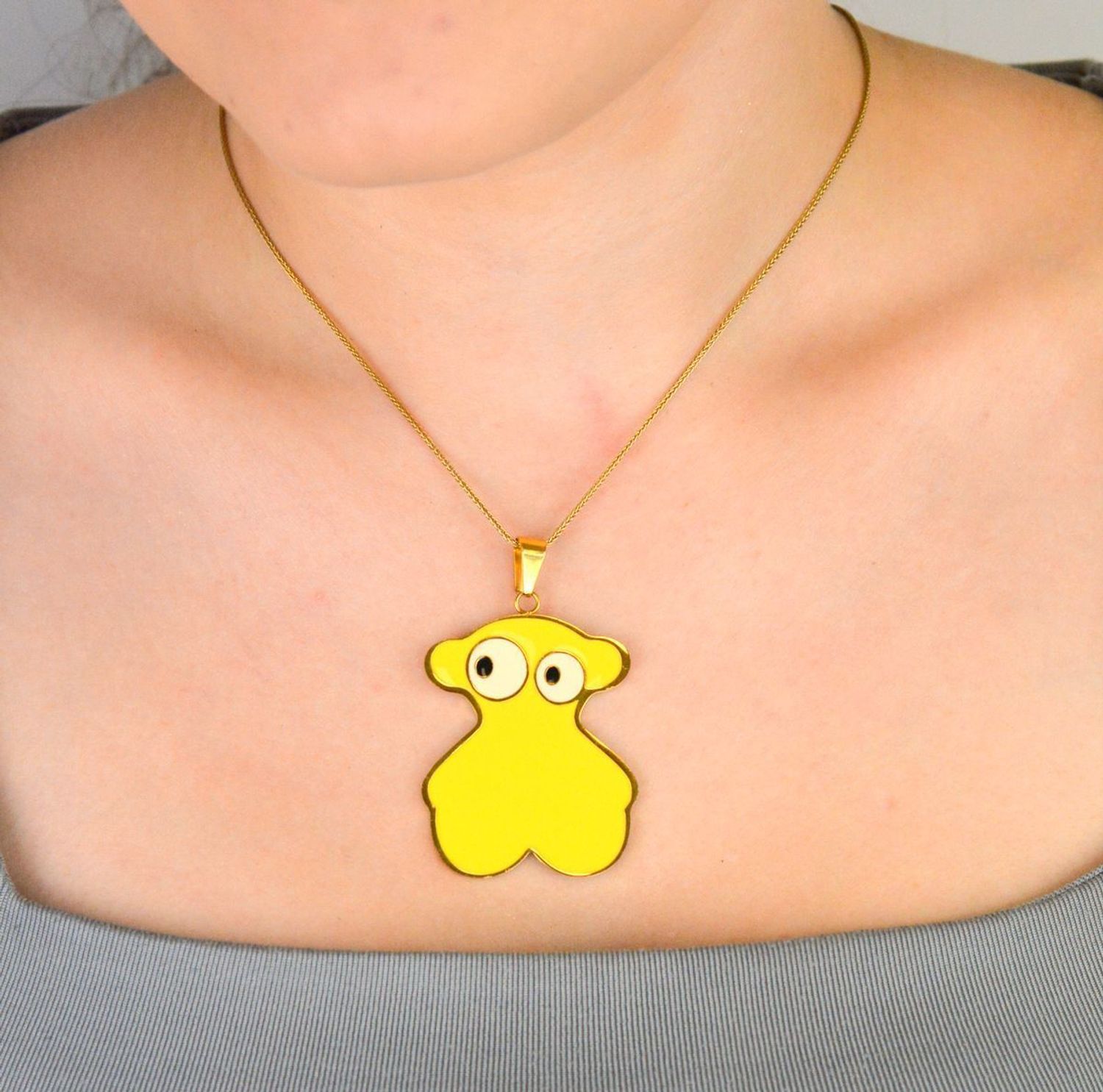 Zawieszka damska stalowa w kształcie misia – dwustronna złota i żółta. Duży rozmiar 5,5 x 3,7 cm. Idealna na prezent. Stylowa i oryginalna biżuteria 1.jpg