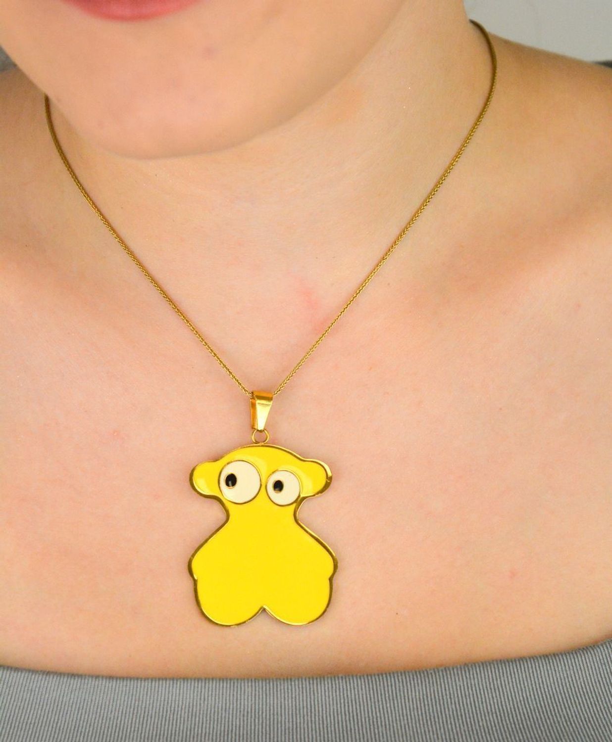 Zawieszka damska stalowa w kształcie misia – dwustronna złota i żółta. Duży rozmiar 5,5 x 3,7 cm. Idealna na prezent. Stylowa i oryginalna biżuteria 1.jpg