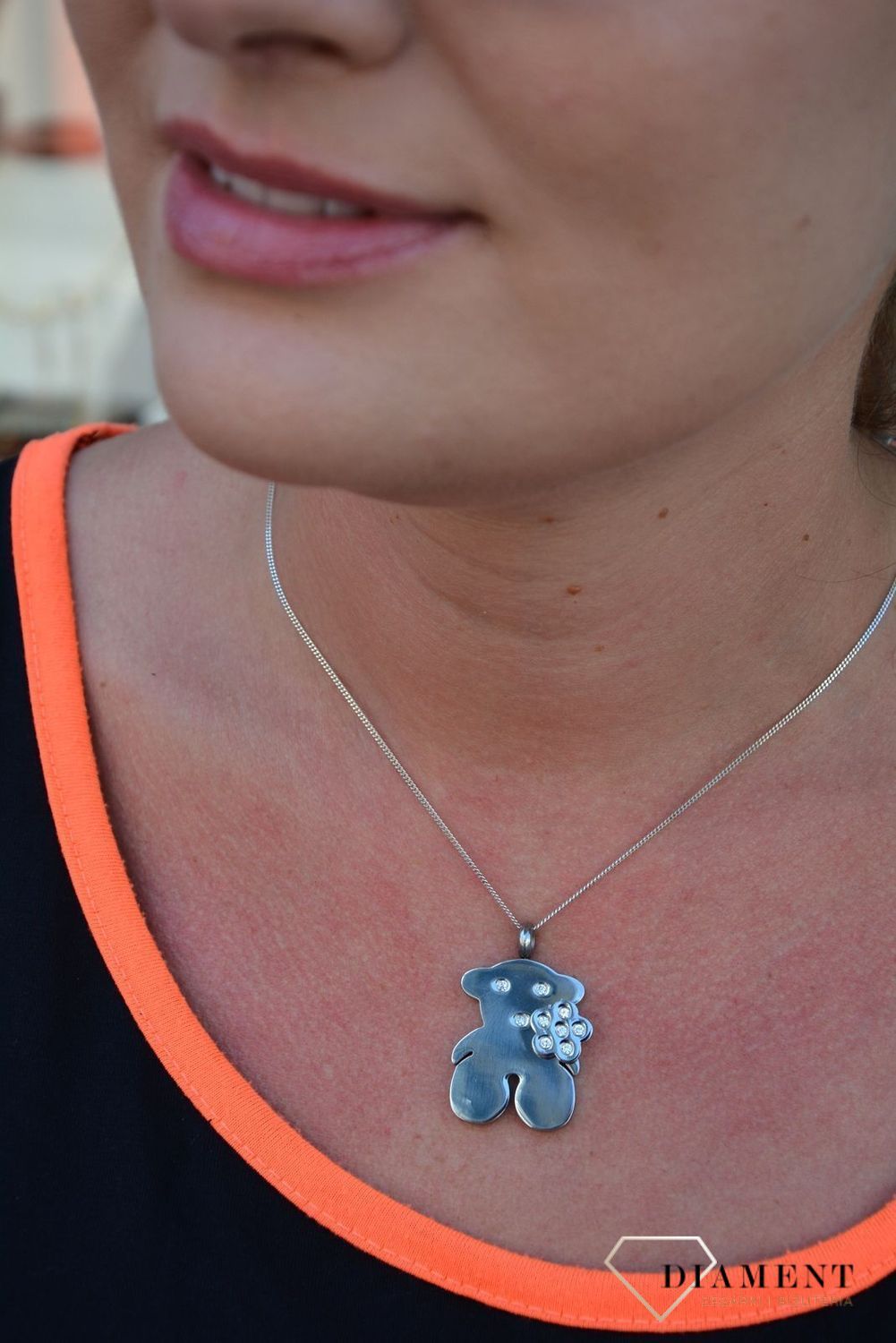 Stalowa zawieszka misiek z kwiatkiem i cyrkonią DIA-ZAW-3317-STAL.jpg