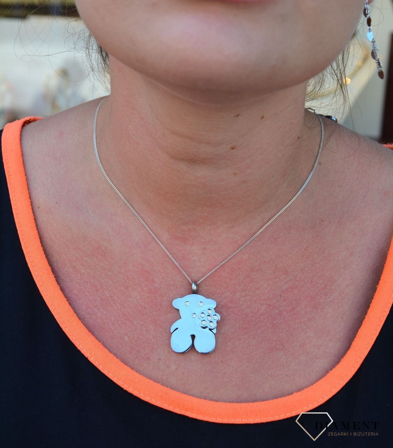 Stalowa zawieszka misiek z kwiatkiem i cyrkonią DIA-ZAW-3317-STAL.jpg