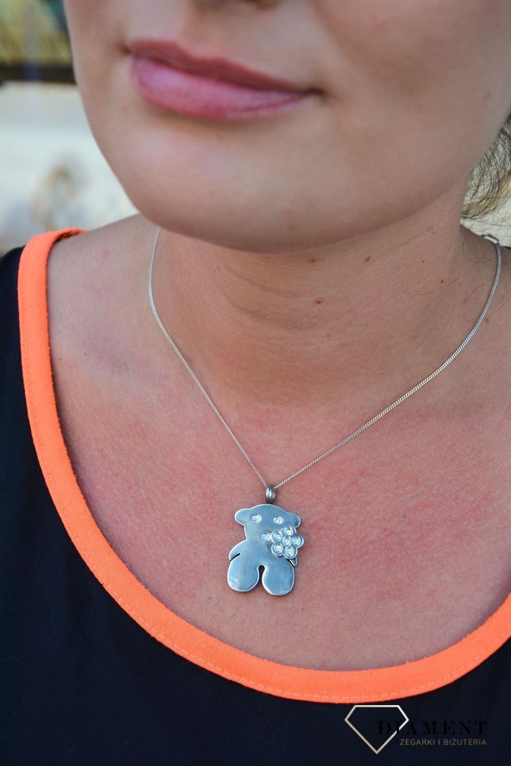 Stalowa zawieszka misiek z kwiatkiem i cyrkonią DIA-ZAW-3317-STAL.jpg