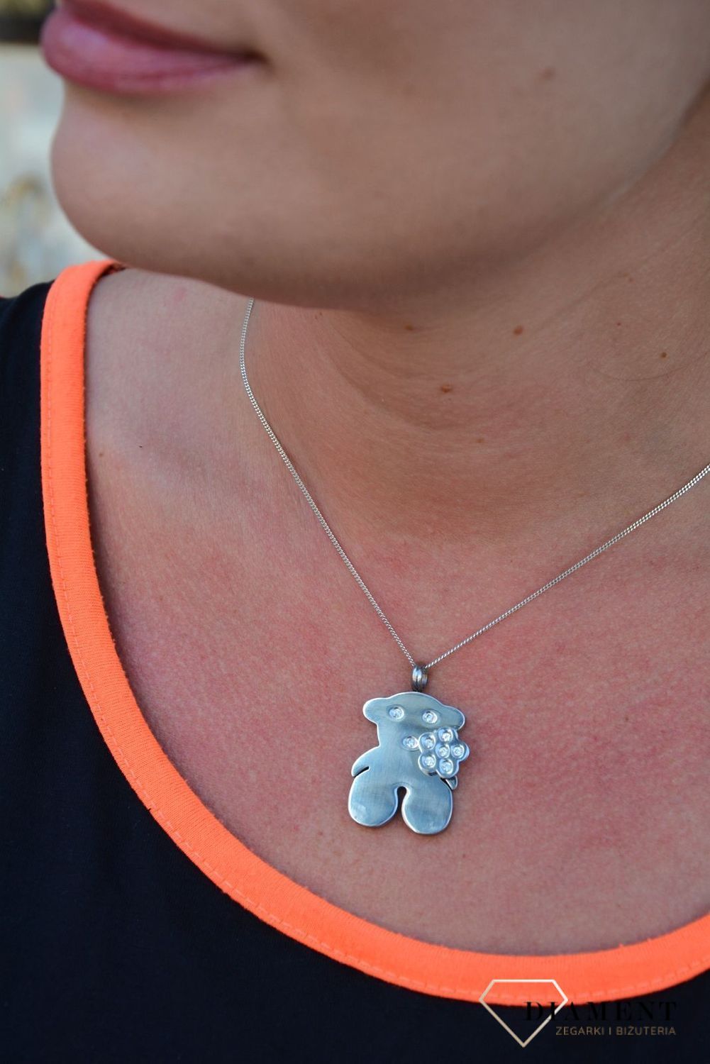 Stalowa zawieszka misiek z kwiatkiem i cyrkonią DIA-ZAW-3317-STAL.jpg