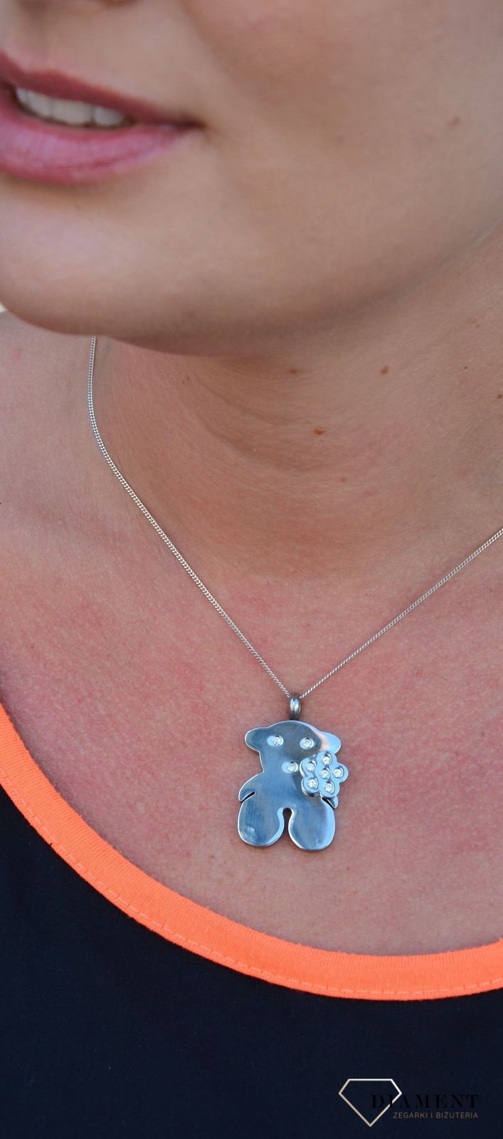 Stalowa zawieszka misiek z kwiatkiem i cyrkonią DIA-ZAW-3317-STAL.jpg