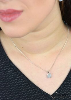 Srebrna zawieszka kwadrat z cyrkoniami DIA-ZAW-3336-925. Srebrna zawieszka wykonana z próby 925 w kształcie kwadratu, ozdobiona białymi cyrkoniami (4).JPG