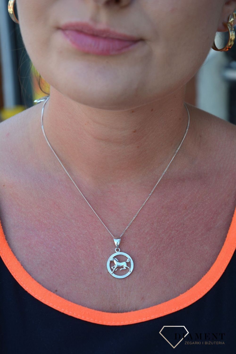 Srebrna zawieszka kółko z konikiem DIA-ZAW-3340-925.jpg