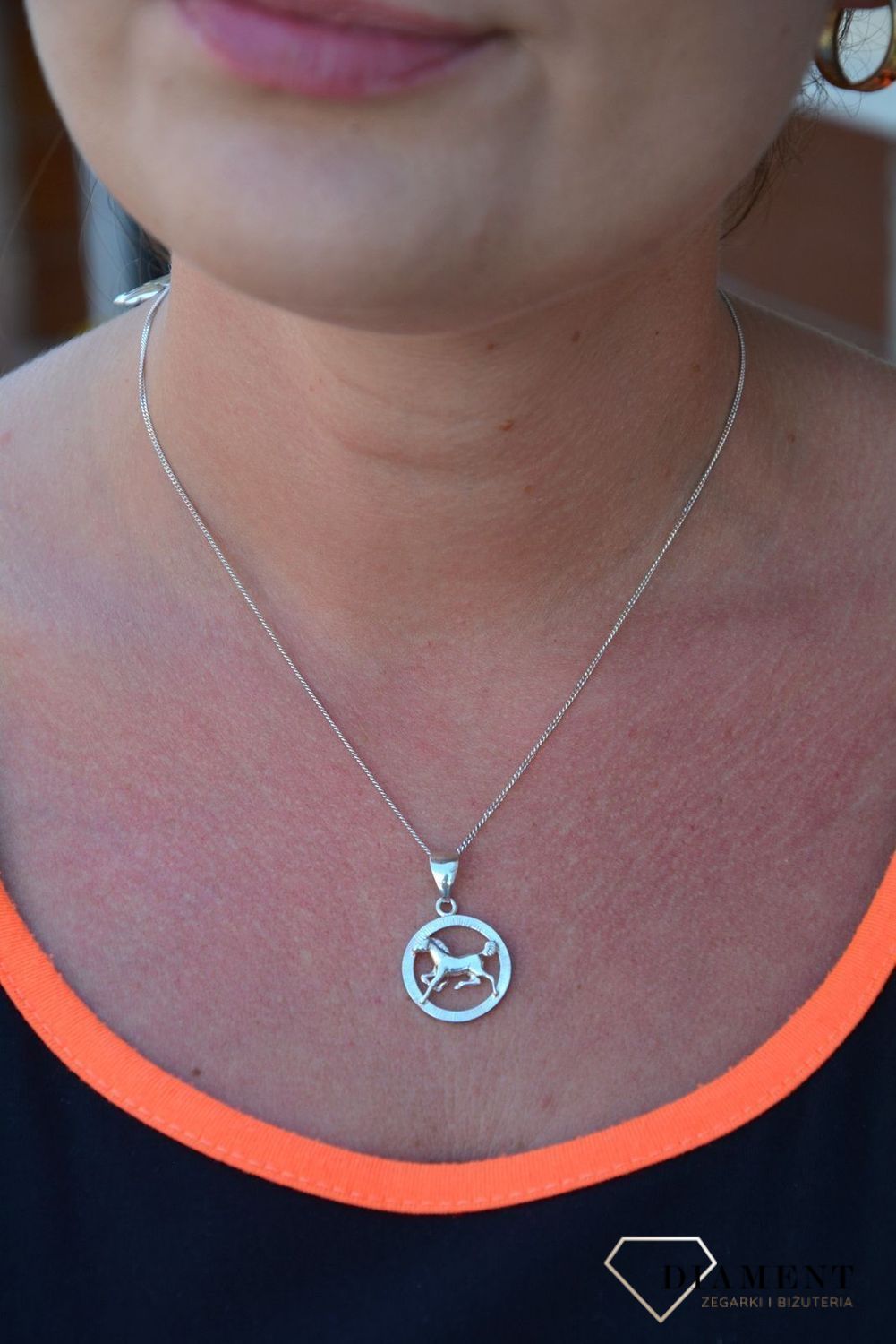 Srebrna zawieszka kółko z konikiem DIA-ZAW-3340-925.jpg