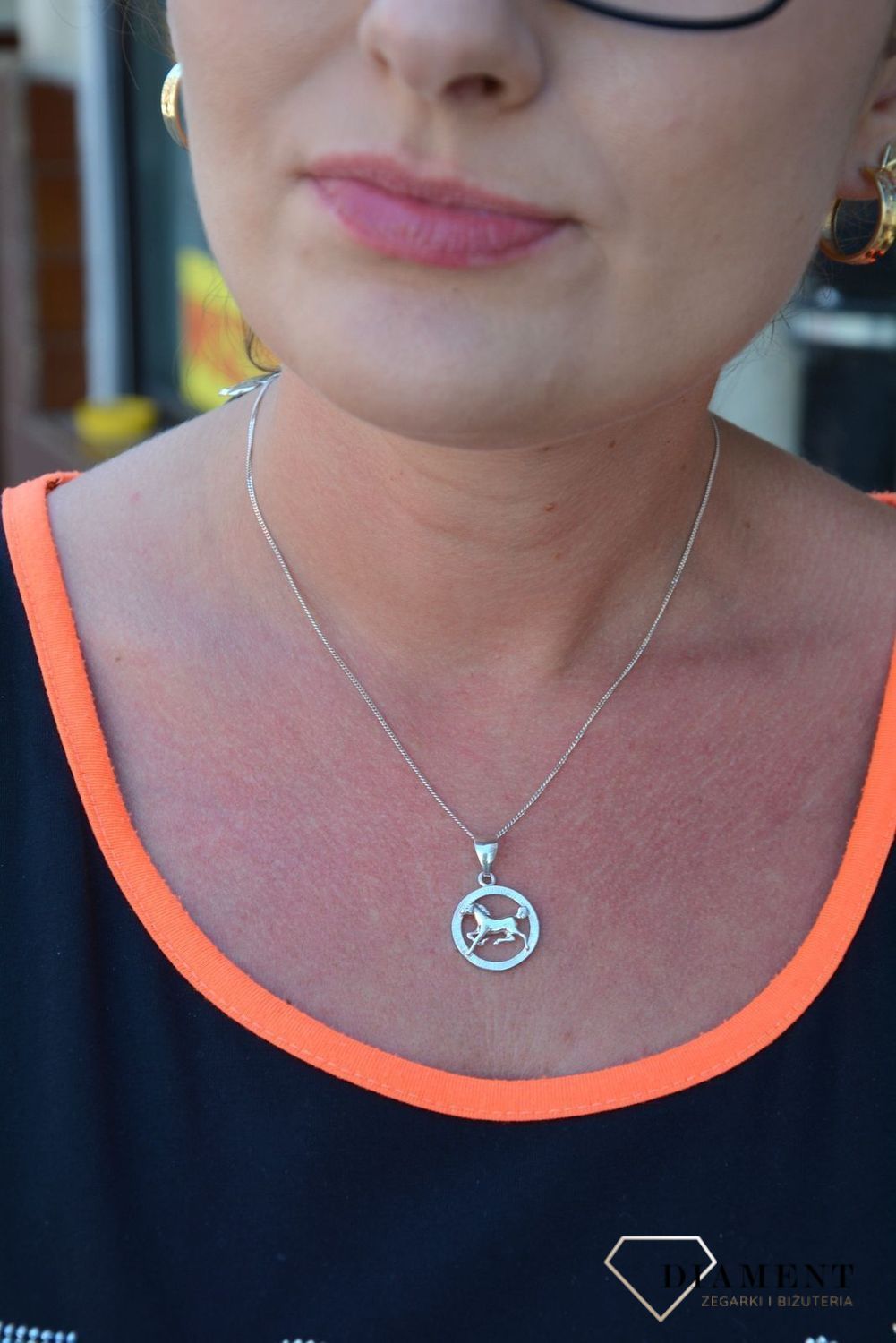 Srebrna zawieszka kółko z konikiem DIA-ZAW-3340-925.jpg