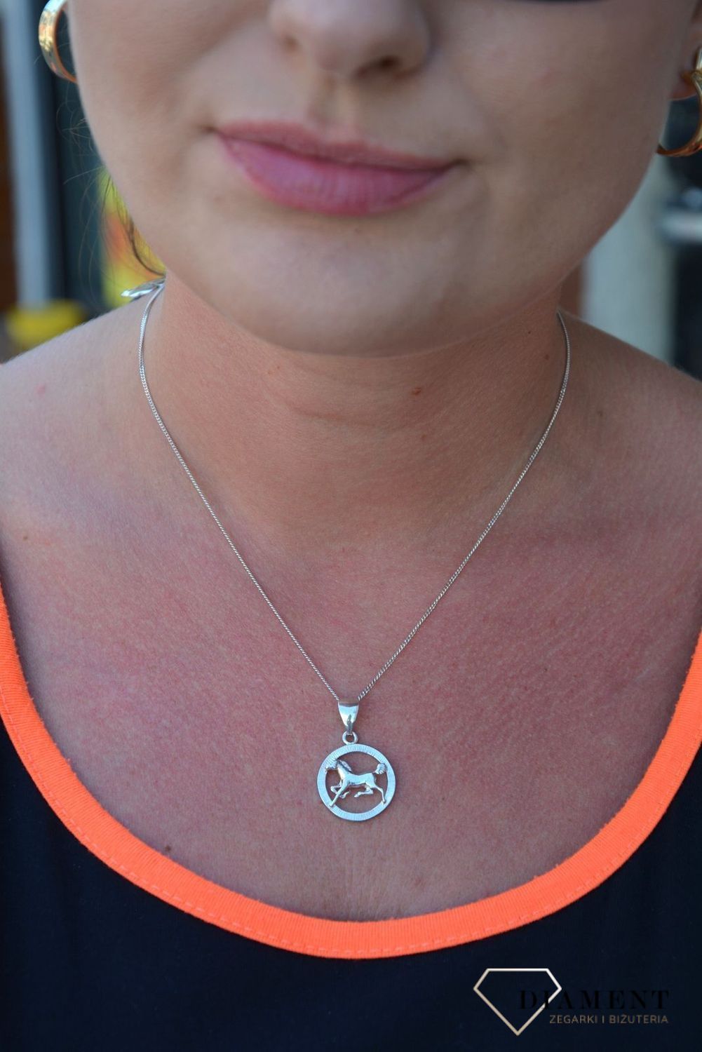 Srebrna zawieszka kółko z konikiem DIA-ZAW-3340-925.jpg