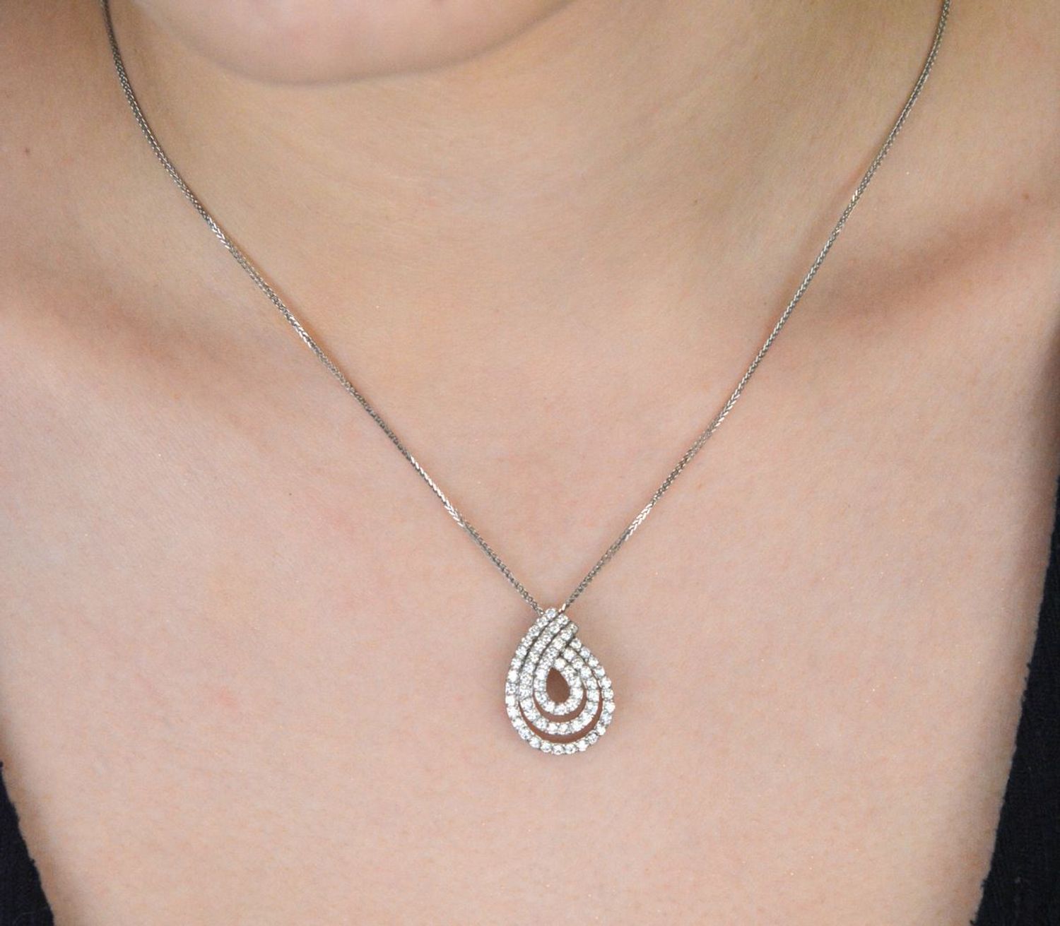 Elegancka zawieszka w kształcie łezki, wykonana ze srebra próby 925 i ozdobiona białymi cyrkoniami. Wymiary 2,0 × 1,5 cm, waga 2,30 g. Stylowy dodatek do każdej stylizacji.1.jpg