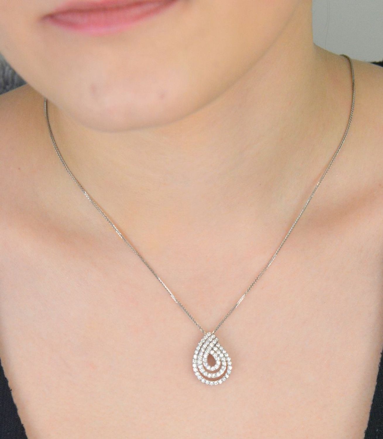 Elegancka zawieszka w kształcie łezki, wykonana ze srebra próby 925 i ozdobiona białymi cyrkoniami. Wymiary 2,0 × 1,5 cm, waga 2,30 g. Stylowy dodatek do każdej stylizacji.1.jpg