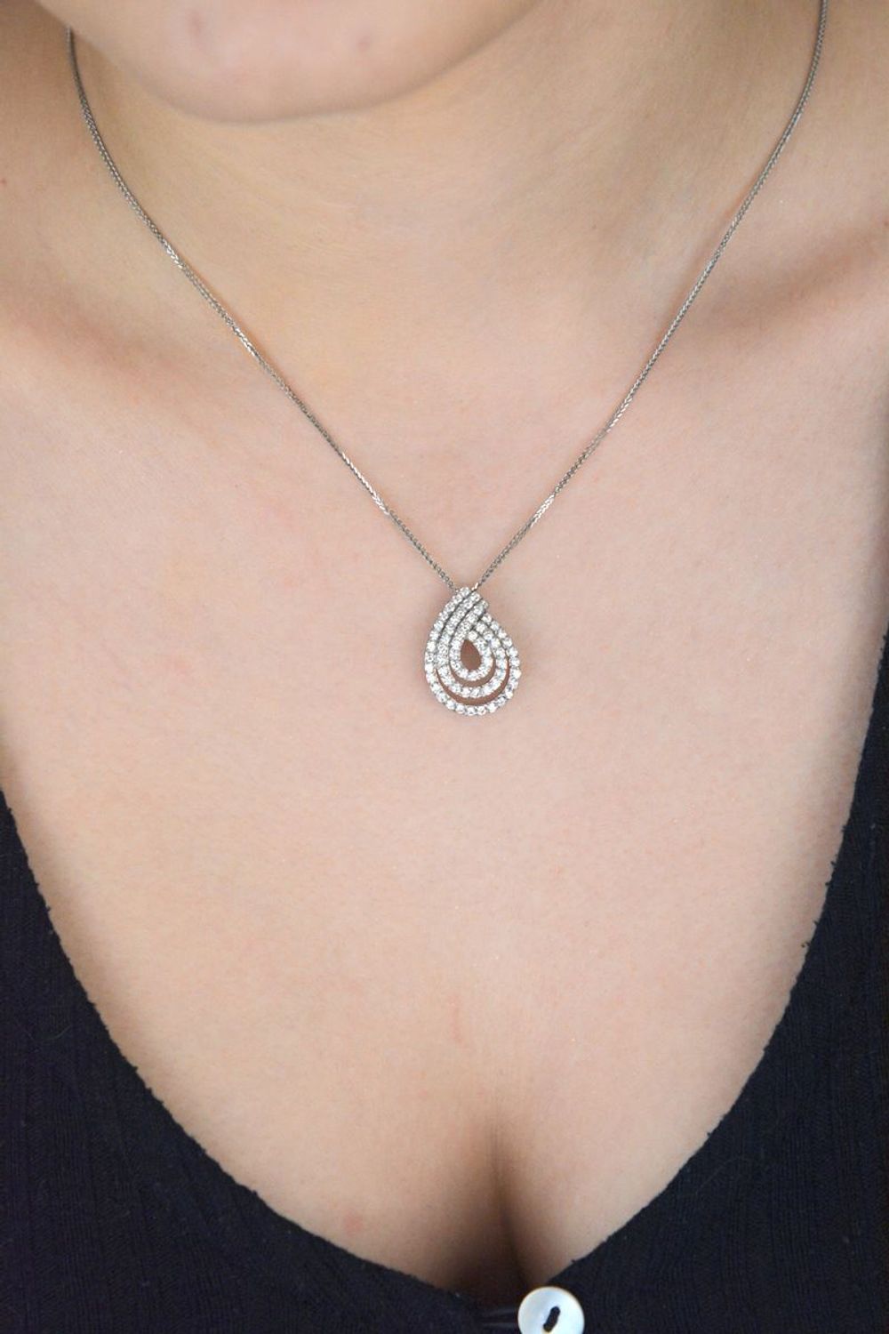 Elegancka zawieszka w kształcie łezki, wykonana ze srebra próby 925 i ozdobiona białymi cyrkoniami. Wymiary 2,0 × 1,5 cm, waga 2,30 g. Stylowy dodatek do każdej stylizacji.1.jpg