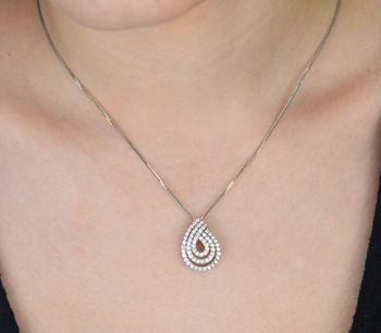 Elegancka zawieszka w kształcie łezki, wykonana ze srebra próby 925 i ozdobiona białymi cyrkoniami. Wymiary 2,0 × 1,5 cm, waga 2,30 g. Stylowy dodatek do każdej stylizacji. Elegancka i subtelna zawieszka srebrna w kształcie łez (3).JPG