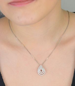 Elegancka zawieszka w kształcie łezki, wykonana ze srebra próby 925 i ozdobiona białymi cyrkoniami. Wymiary 2,0 × 1,5 cm, waga 2,30 g. Stylowy dodatek do każdej stylizacji. Elegancka i subtelna zawieszka srebrna w kształcie łez.JPG