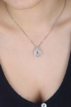 Elegancka zawieszka w kształcie łezki, wykonana ze srebra próby 925 i ozdobiona białymi cyrkoniami. Wymiary 2,0 × 1,5 cm, waga 2,30 g. Stylowy dodatek do każdej stylizacji. Elegancka i subtelna zawieszka srebrna w kształcie łezki (1).JPG