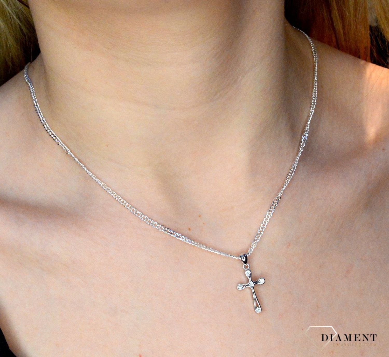 Srebrna zawieszka krzyżyk z cyrkoniami DIA-ZAW-33671-925. W naszej ofercie dostępne są łańcuszki, które razem z subtelnym wisiorkiem stanowią idealne zestawienie na każdą okazję. Waga około 1,15 gram. Długość krzyżyka wynosi 1,9 cm.jpg