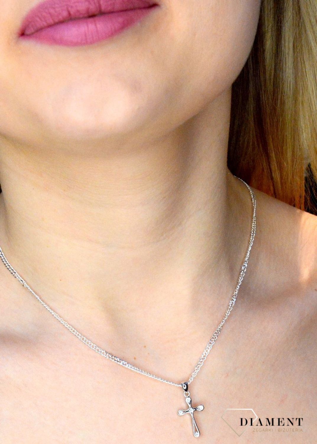 Srebrna zawieszka krzyżyk z cyrkoniami DIA-ZAW-33671-925. W naszej ofercie dostępne są łańcuszki, które razem z subtelnym wisiorkiem stanowią idealne zestawienie na każdą okazję. Waga około 1,15 gram. Długość krzyżyka wynosi 1,9 cm.jpg