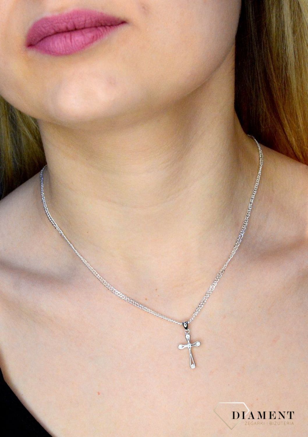 Srebrna zawieszka krzyżyk z cyrkoniami DIA-ZAW-33671-925. W naszej ofercie dostępne są łańcuszki, które razem z subtelnym wisiorkiem stanowią idealne zestawienie na każdą okazję. Waga około 1,15 gram. Długość krzyżyka wynosi 1,9 cm.jpg