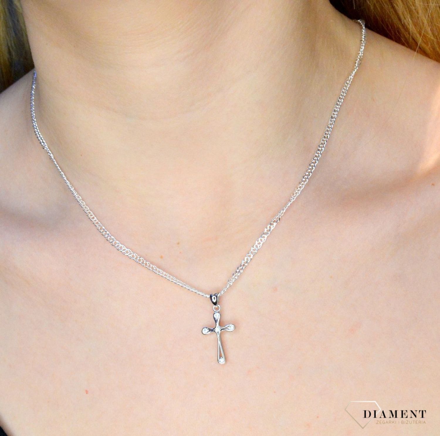Srebrna zawieszka krzyżyk z cyrkoniami DIA-ZAW-33671-925. W naszej ofercie dostępne są łańcuszki, które razem z subtelnym wisiorkiem stanowią idealne zestawienie na każdą okazję. Waga około 1,15 gram. Długość krzyżyka wynosi 1,9 cm.jpg