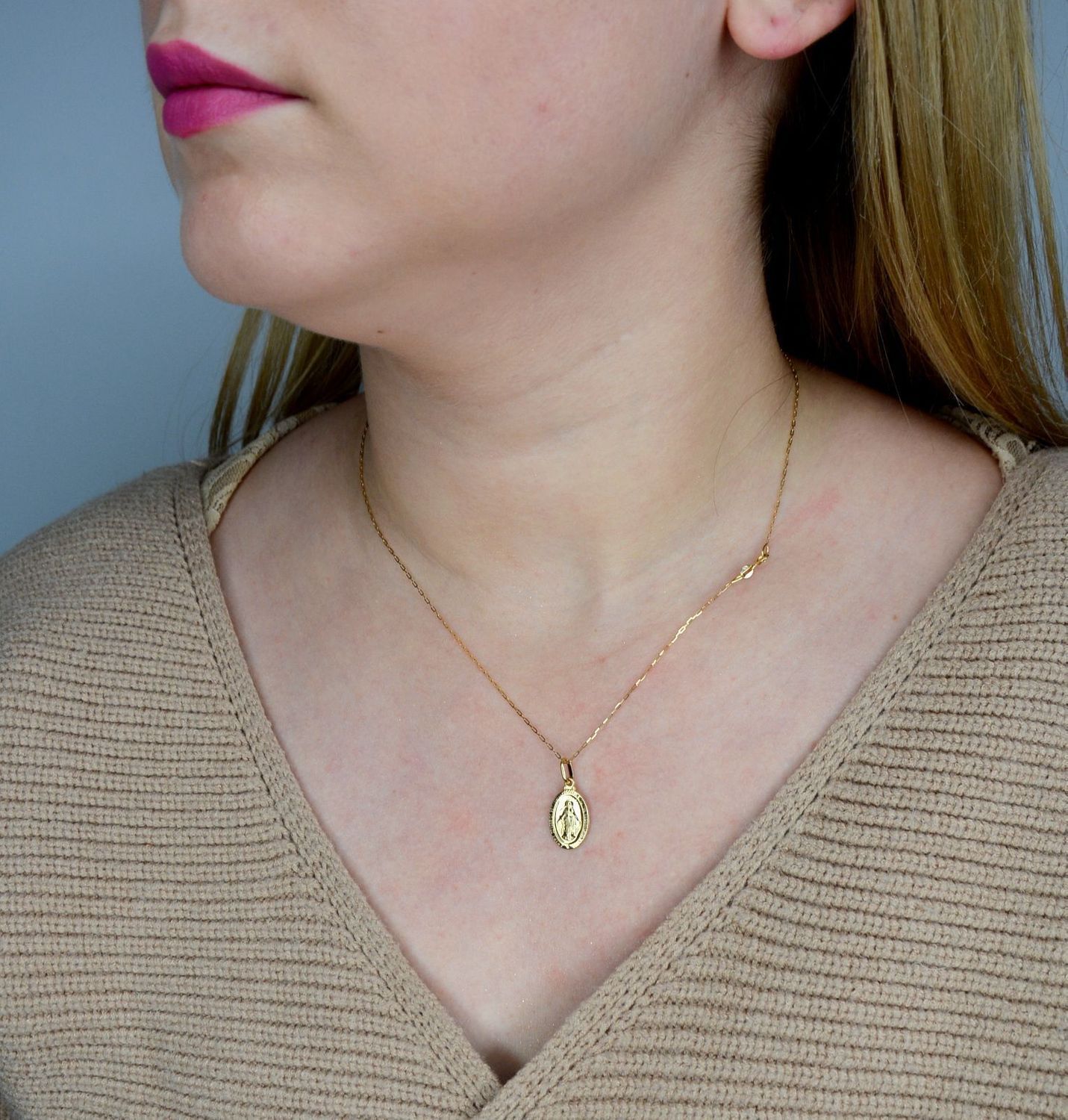 Zawieszka złoty 585 medalik cudowny DIA-ZAW-3661-585 Złota zawieszka 585 'Cudowny Medalik' Maryja Niepokalana. Piękny medalik o bogatej symbolice religijnej. Religijną biżuterię wykonano ze złota próby 5851.jpg