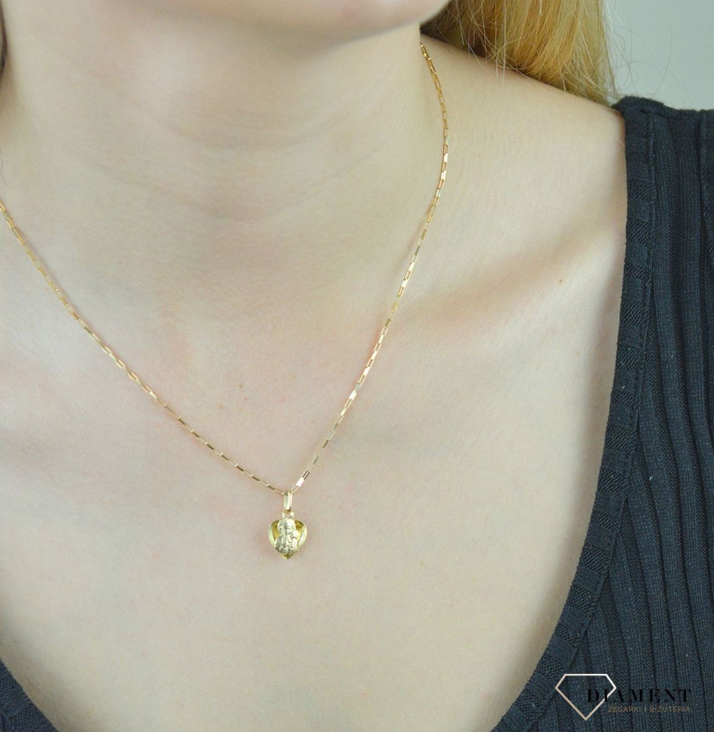 Złota zawieszka 585 medalik serce z Matka Boska Częstochowska DIA-ZAW-3663-585. .Piękny medalik o bogatej symbolice religijnej w kształcie serca. Biżuteria sprawdzi się idealnie jako prez.jpg