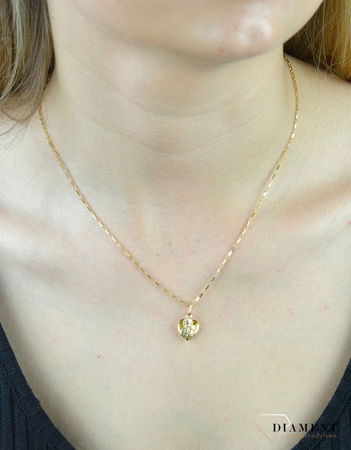 Złota zawieszka 585 medalik serce z Matka Boska Częstochowska DIA-ZAW-3663-585. .Piękny medalik o bogatej symbolice religijnej w kształcie serca. Biżuteria sprawdzi się idealnie jako prez.jpg