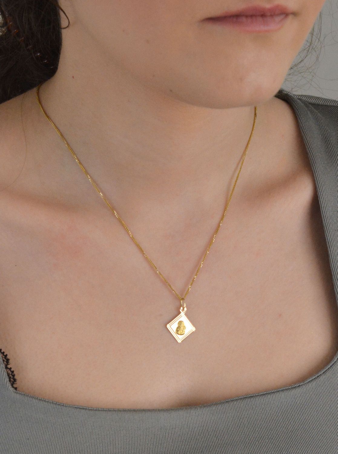 Zawieszka złota Matka Boska z dzieciątkiem pr 585, DIA-ZAW-3667-585 Złoty wisiorek medalik, wykonany z żółtego złota. Biżuteria sakralna. Wisiorek wykonany z największą1.jpg