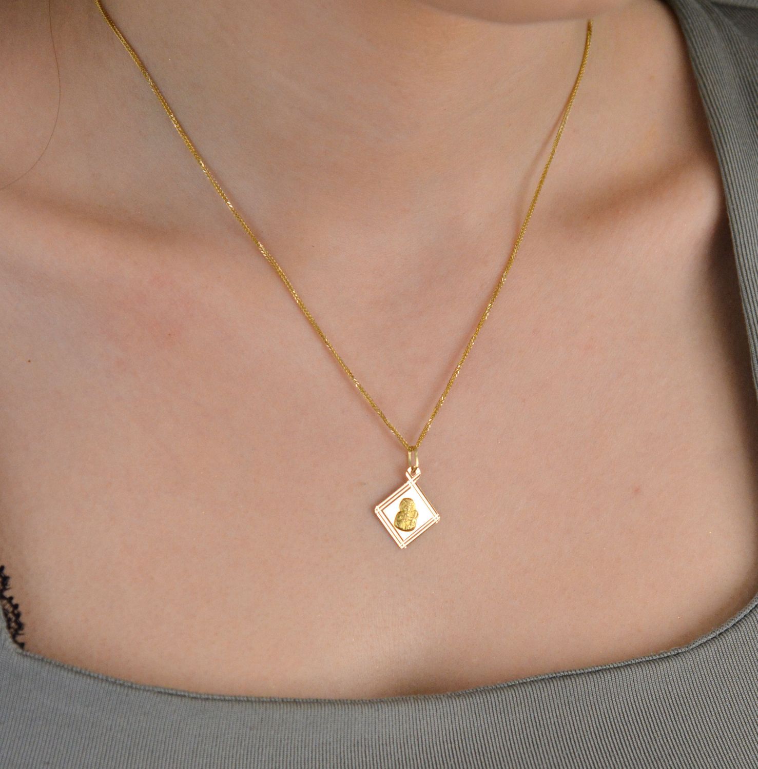 Zawieszka złota Matka Boska z dzieciątkiem pr 585, DIA-ZAW-3667-585 Złoty wisiorek medalik, wykonany z żółtego złota. Biżuteria sakralna. Wisiorek wykonany z największą1.jpg