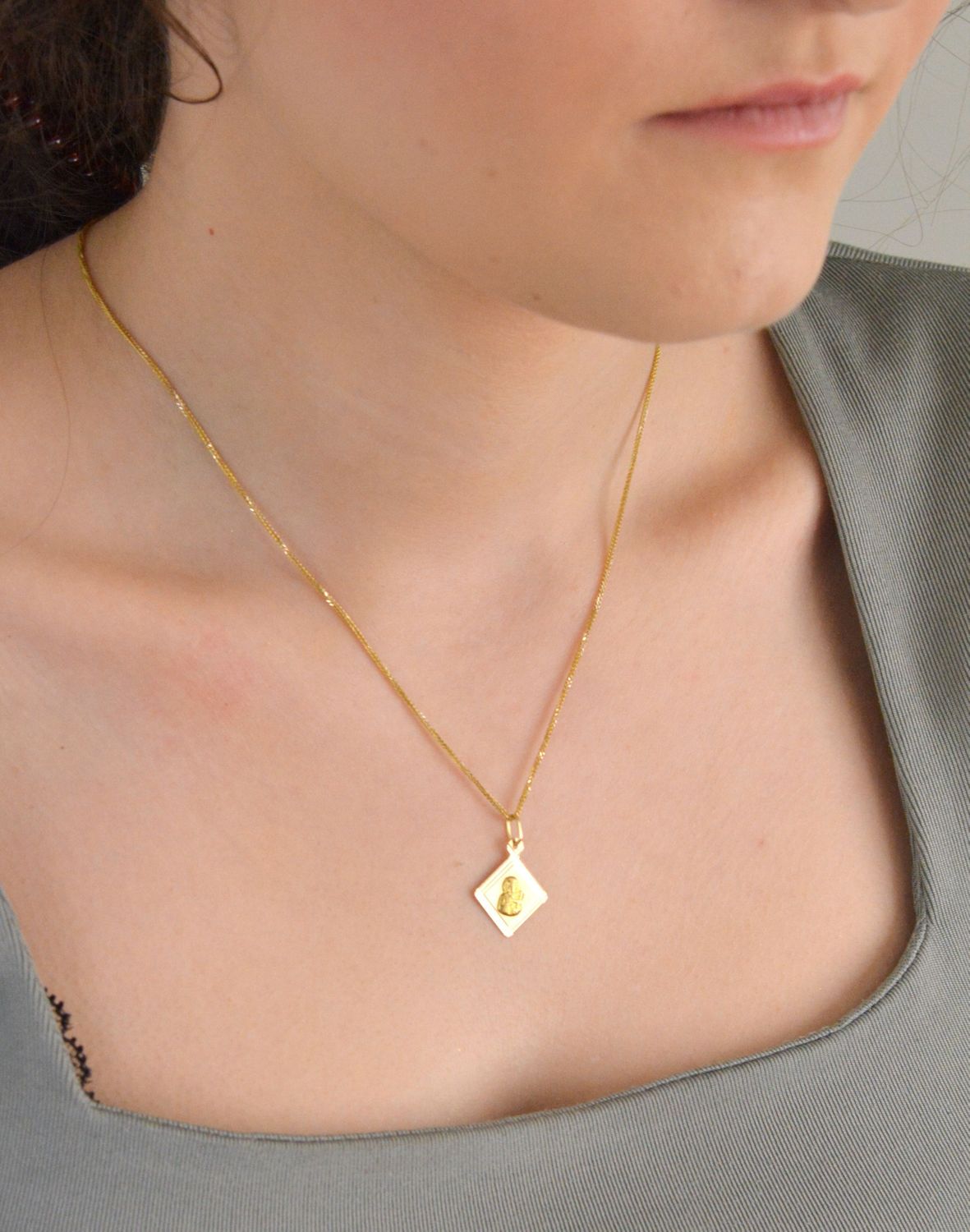 Zawieszka złota Matka Boska z dzieciątkiem pr 585, DIA-ZAW-3667-585 Złoty wisiorek medalik, wykonany z żółtego złota. Biżuteria sakralna. Wisiorek wykonany z największą1.jpg