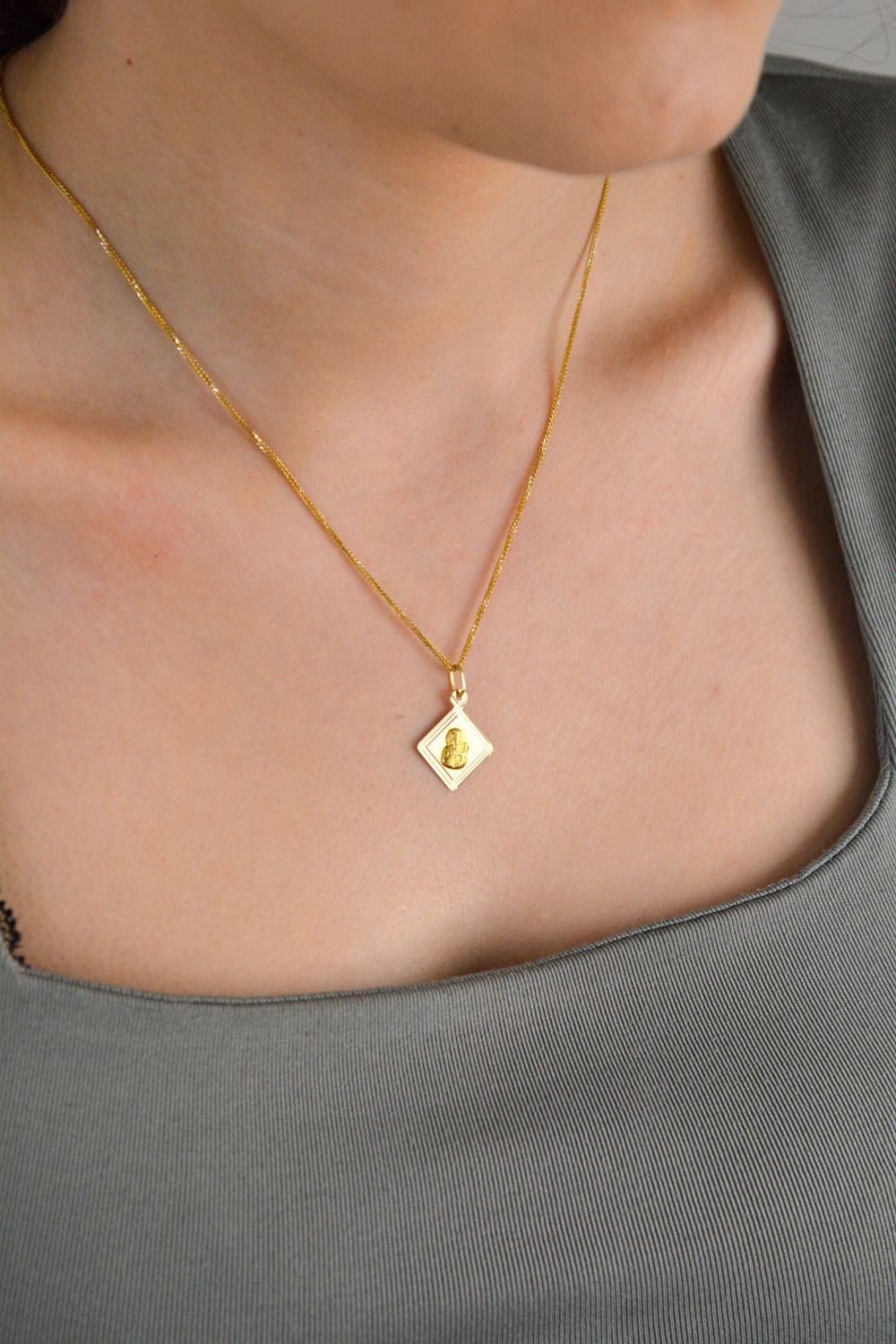 Zawieszka złota Matka Boska z dzieciątkiem pr 585, DIA-ZAW-3667-585 Złoty wisiorek medalik, wykonany z żółtego złota. Biżuteria sakralna. Wisiorek wykonany z największą1.jpg