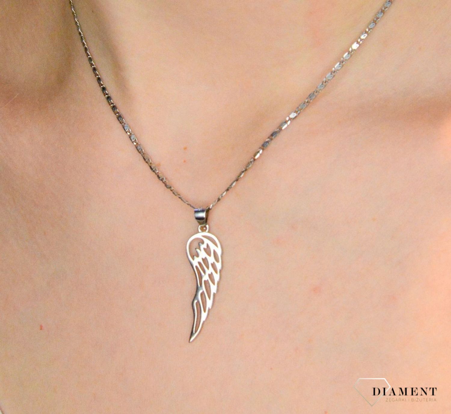 Srebrna zawieszka skrzydło DIA-ZAW-36705A-925. Symbol skrzydła może kojarzyć się z lekkością i wolnością. Zawieszkę można zestawić z delikatnym łańcuszkiem, dostępnym w naszej ofercie. Zawieszka srebrna to idealny pomysł na pr.jpg