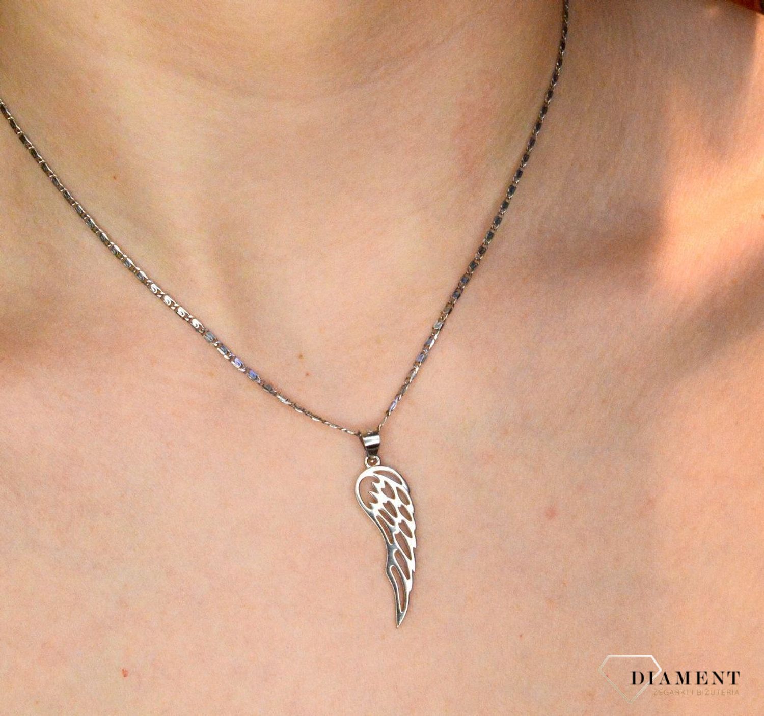 Srebrna zawieszka skrzydło DIA-ZAW-36705A-925. Symbol skrzydła może kojarzyć się z lekkością i wolnością. Zawieszkę można zestawić z delikatnym łańcuszkiem, dostępnym w naszej ofercie. Zawieszka srebrna to idealny pomysł na pr.jpg